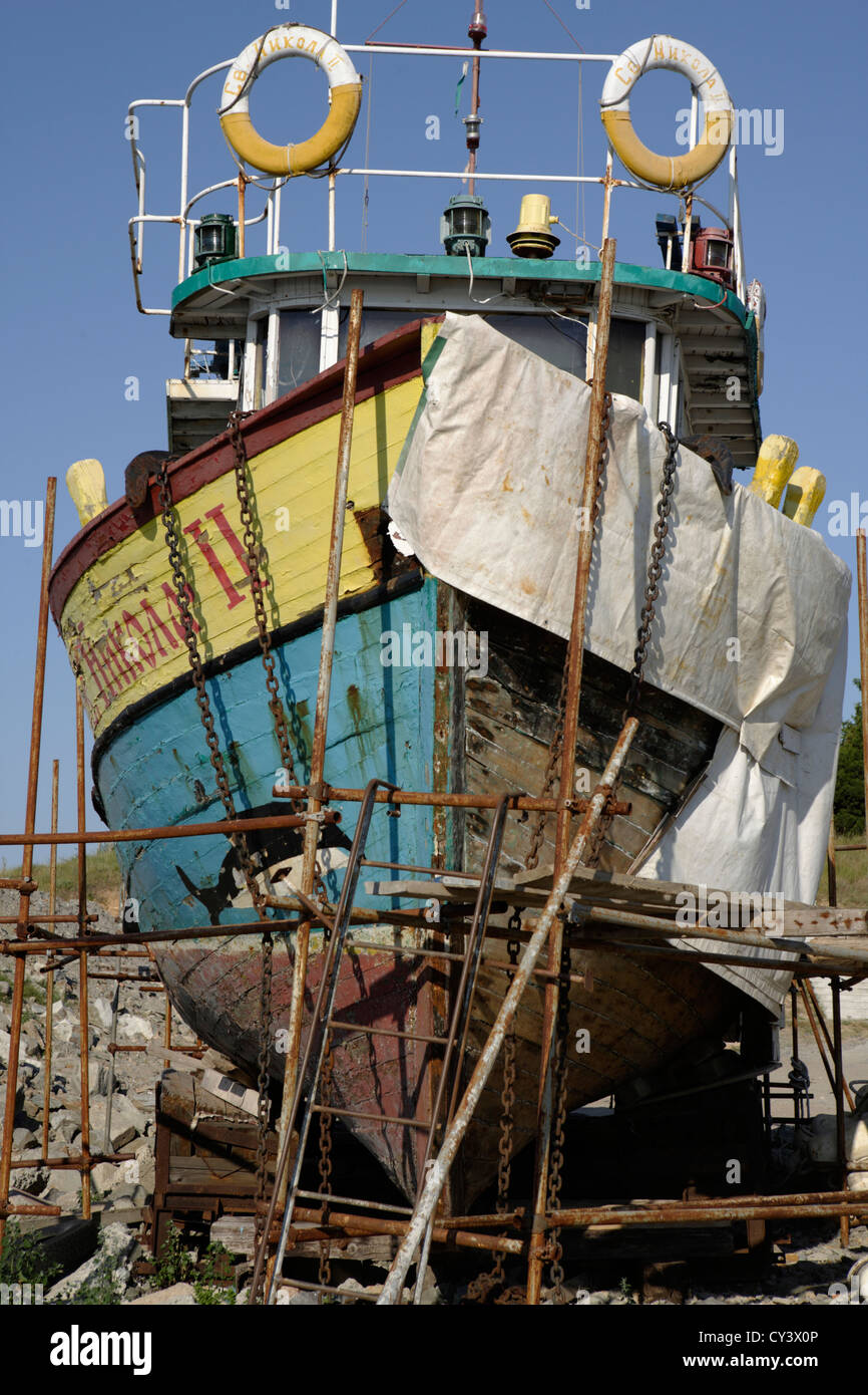 Bateau prêt pour la réparation,port de pêche,Chernomorets,la mer Noire du Nord,La Bulgarie,Europa Banque D'Images