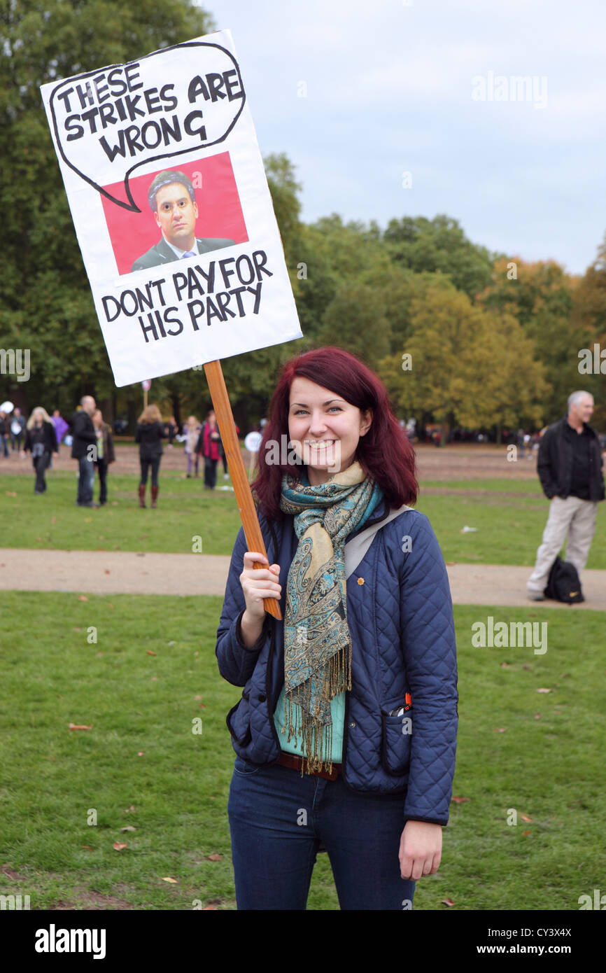 Jeune femme avec un placard, un avenir qui travaille, TUC mars & rally, le centre de Londres Banque D'Images