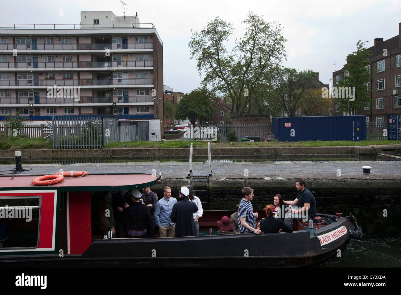 Friends having a party sur une barge dans le Regents Canal près de Broadway Market, London Fields, London, East London Banque D'Images
