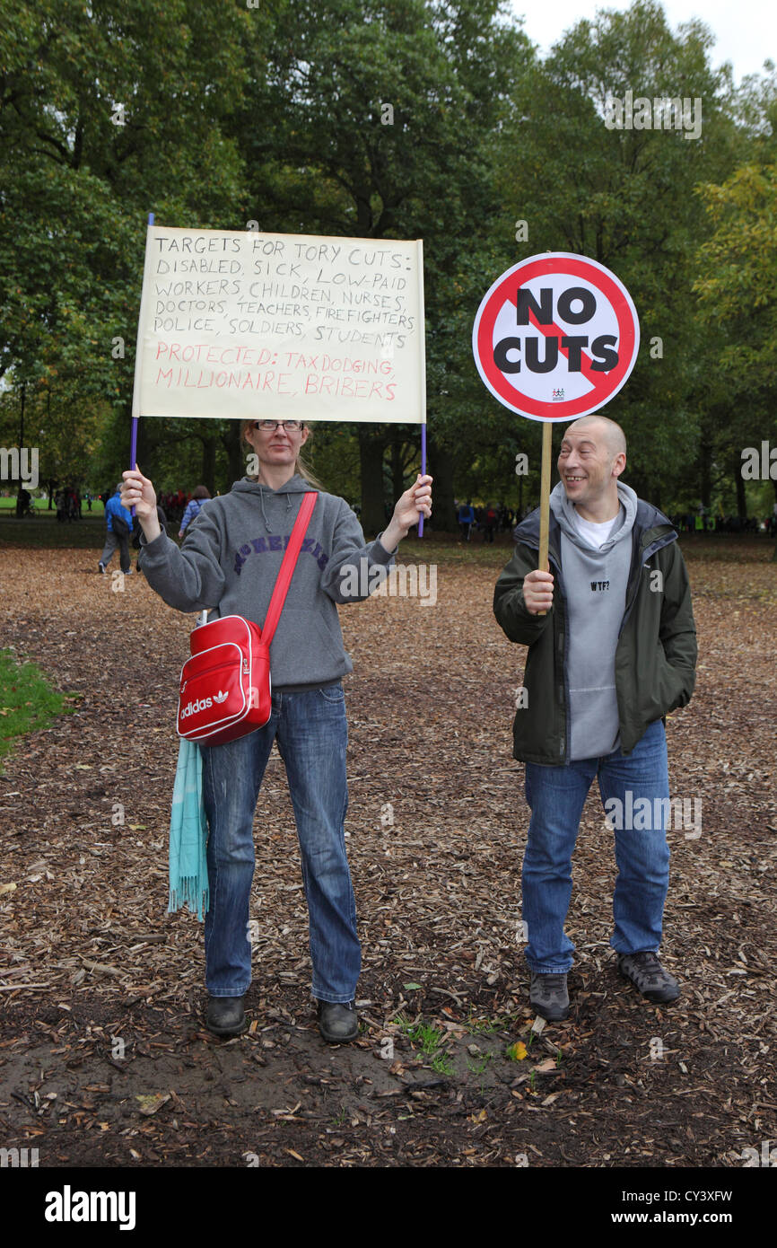 Les manifestants avec des pancartes compressions des conservateurs, un avenir qui fonctionne, TUC mars & rally, le centre de Londres Banque D'Images