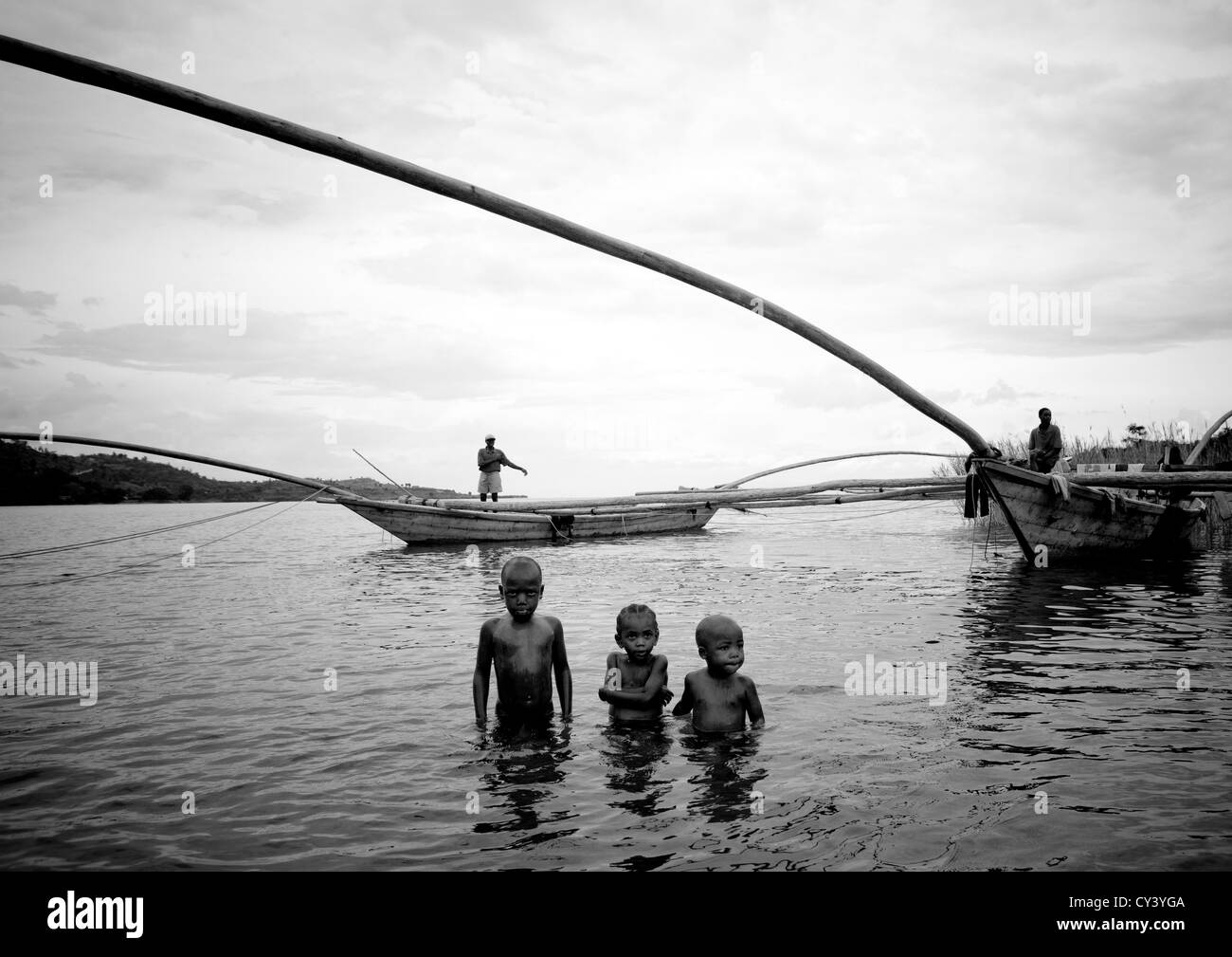 Enfant dans le lac Kivu , Village - Rwanda Gisenyi Banque D'Images