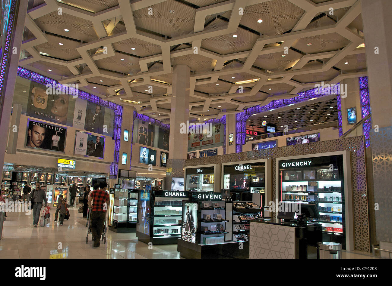 Duty free shop de l'aéroport international d'Abu Dhabi Banque D'Images