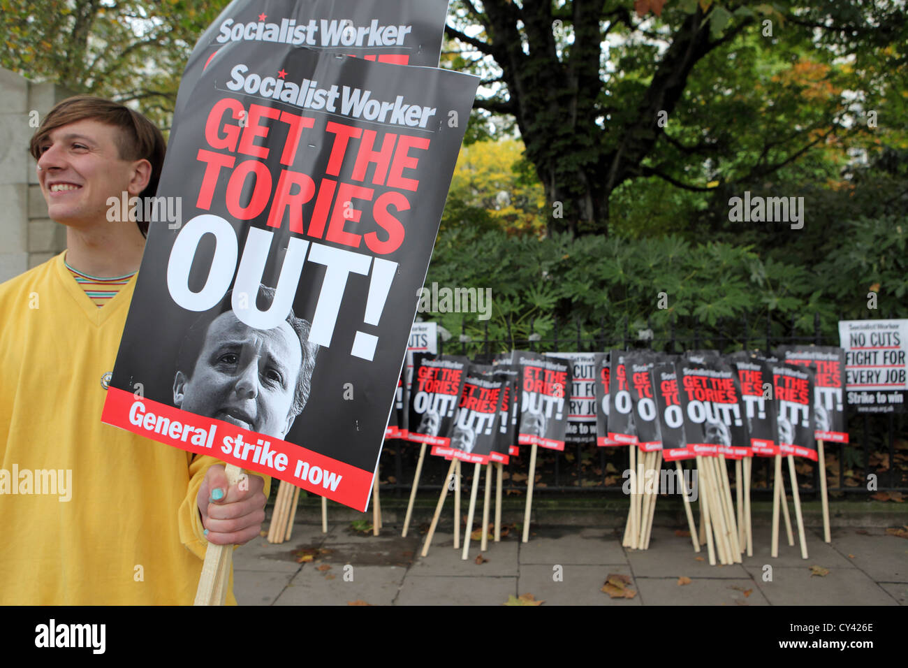 Jeune homme manifestant avec Socialist Worker Placard, à un avenir qui fonctionne, rallye & mars, LONDON UK Banque D'Images