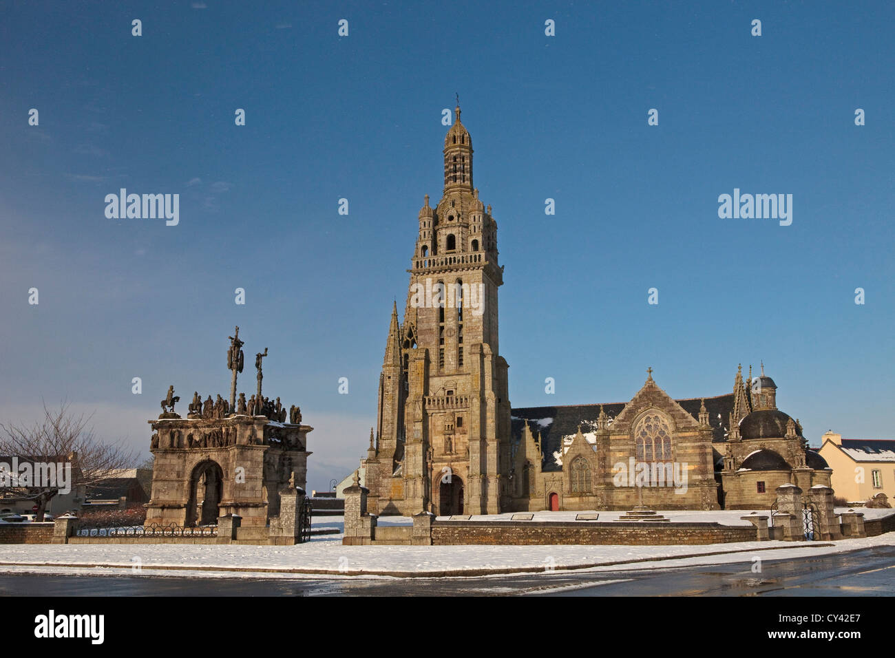 Europe, France, Bretagne, Finistère (29) , Pleyben Church St allemand , 16e siècle , avec la neige Banque D'Images