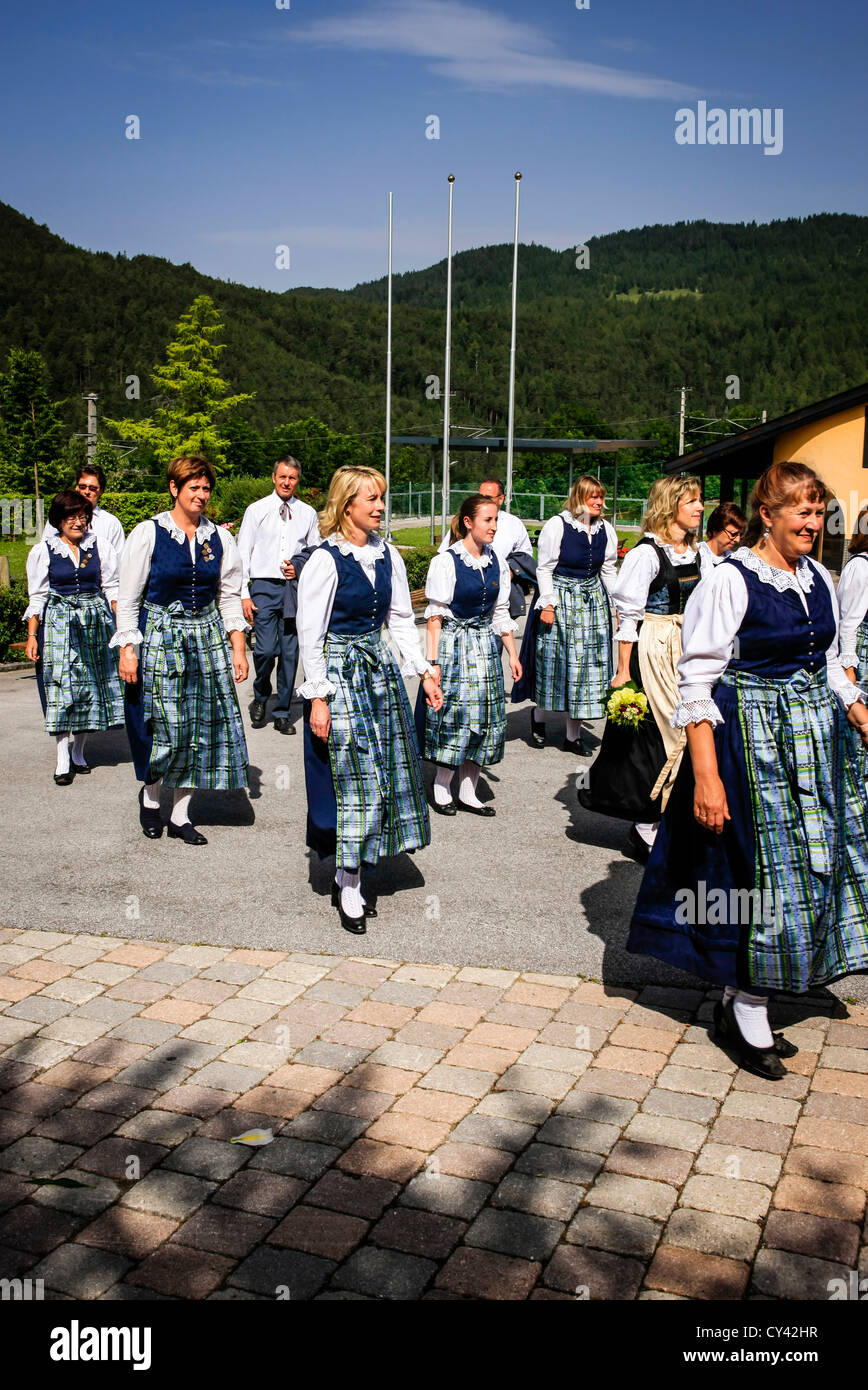 Les jeunes filles dans leur Dirndl's participent à un défilé à Reith bei Seefeld Autriche Banque D'Images