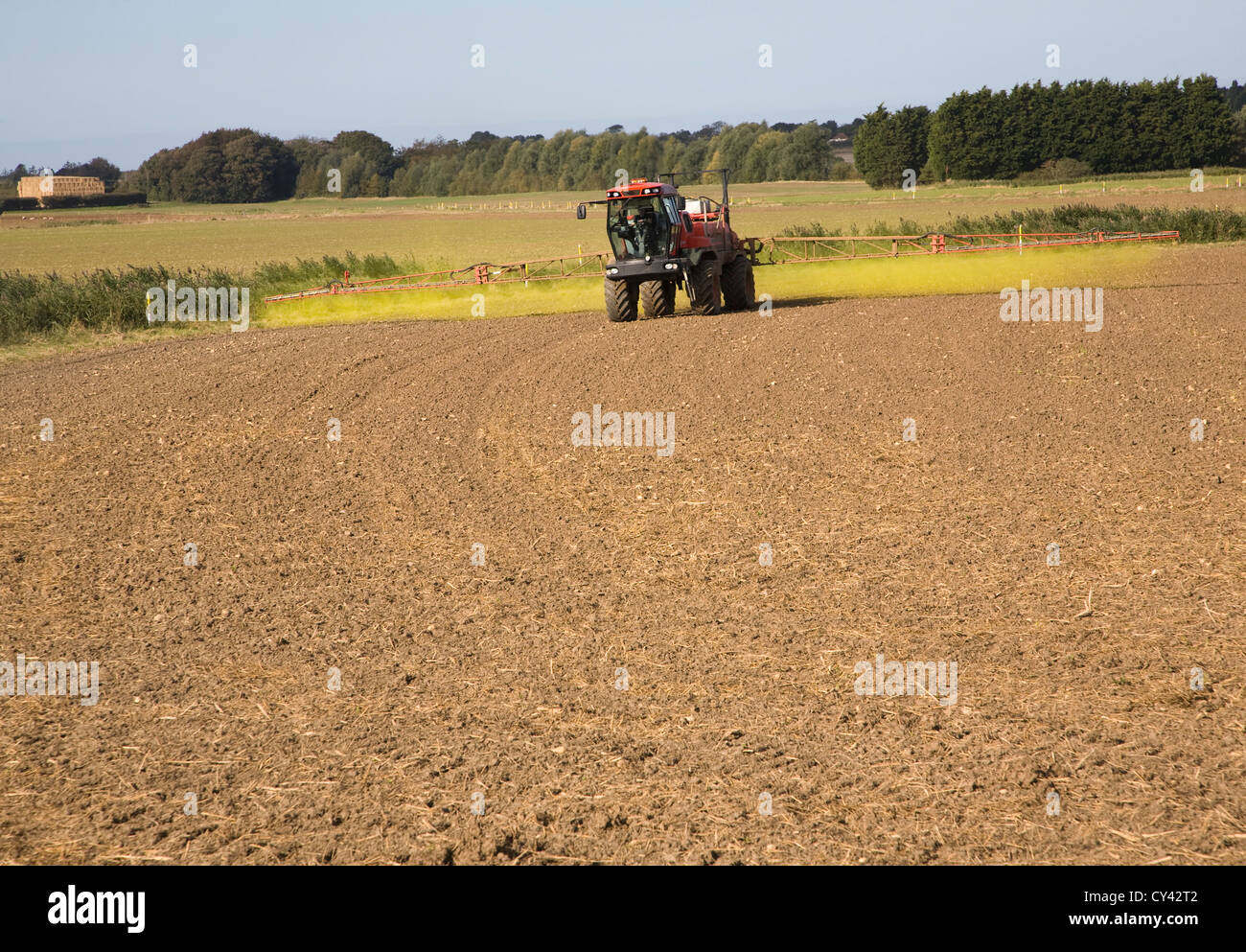 Pulvériser l'herbicide glyphosate champ arable Hollesley, Suffolk, Angleterre Banque D'Images