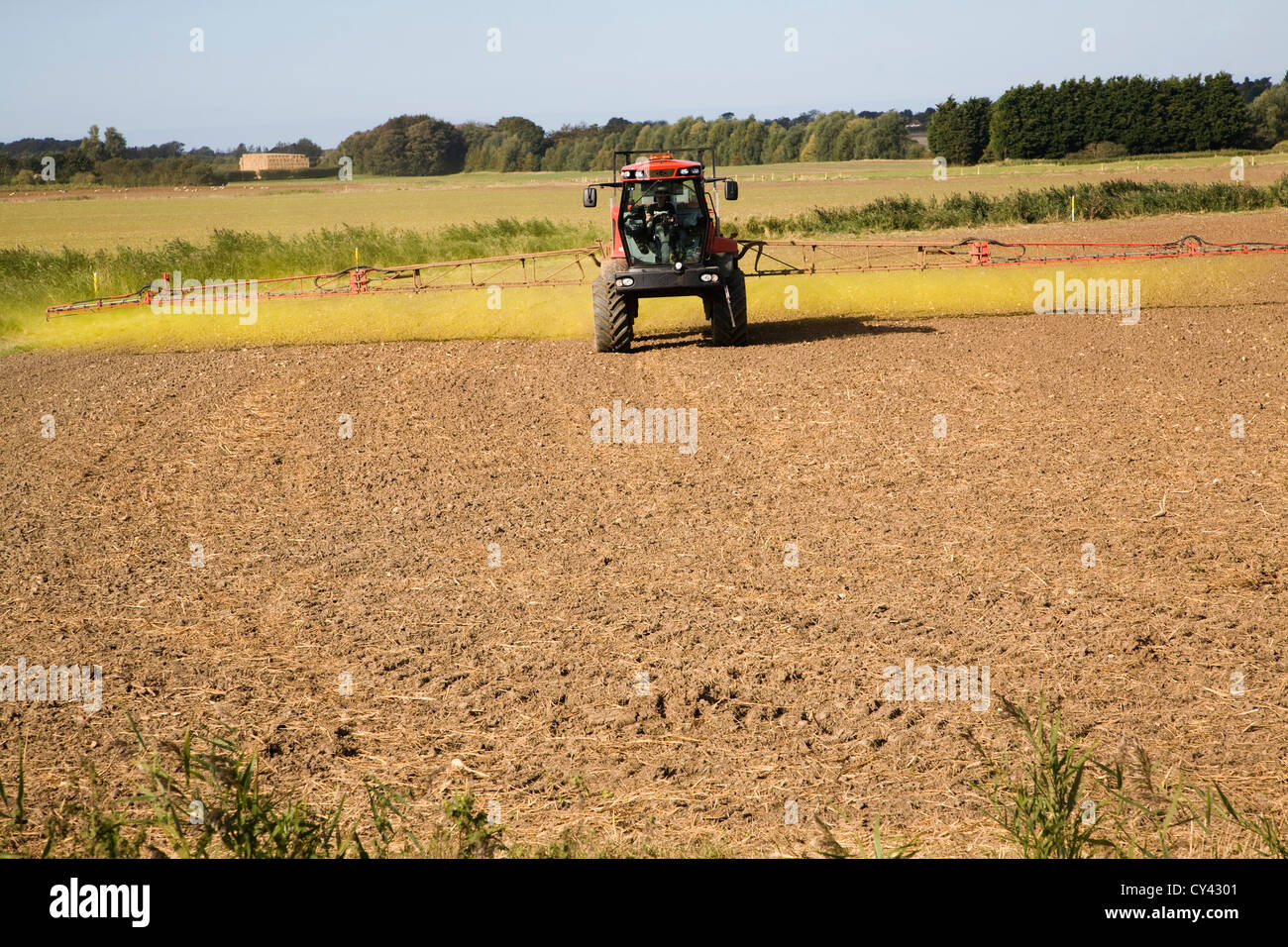 Pulvériser l'herbicide glyphosate champ arable Hollesley, Sufolk, Angleterre Banque D'Images
