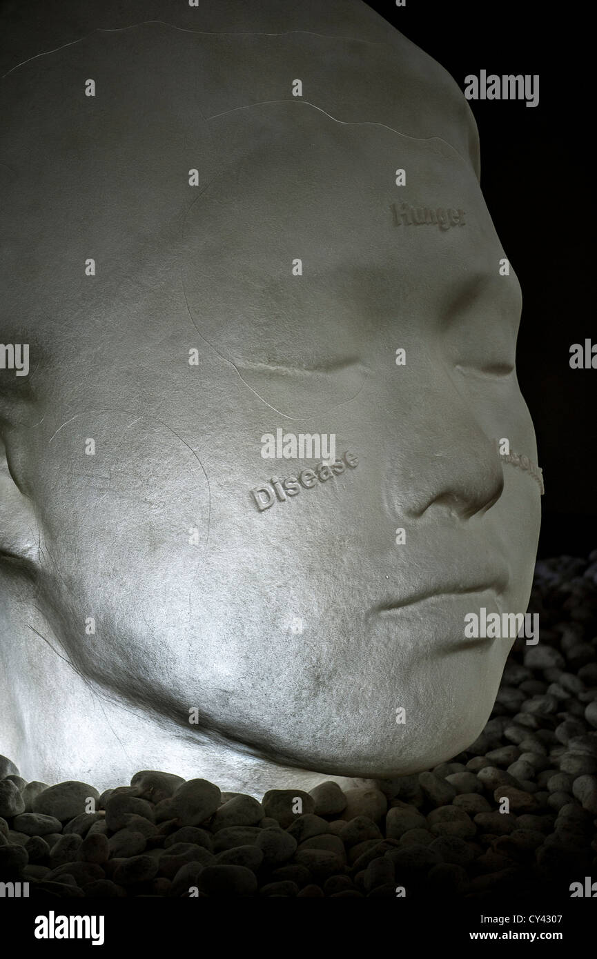 Au milieu de rêves - à partir d'une série de sculptures de têtes d'albâtre par Jaume Plensa, exposé au Yorkshire Sculpture Park Banque D'Images