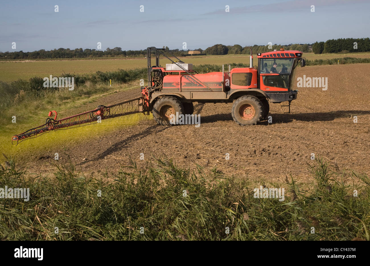 Pulvériser l'herbicide glyphosate champ arable Hollesley, Sufolk, Angleterre Banque D'Images