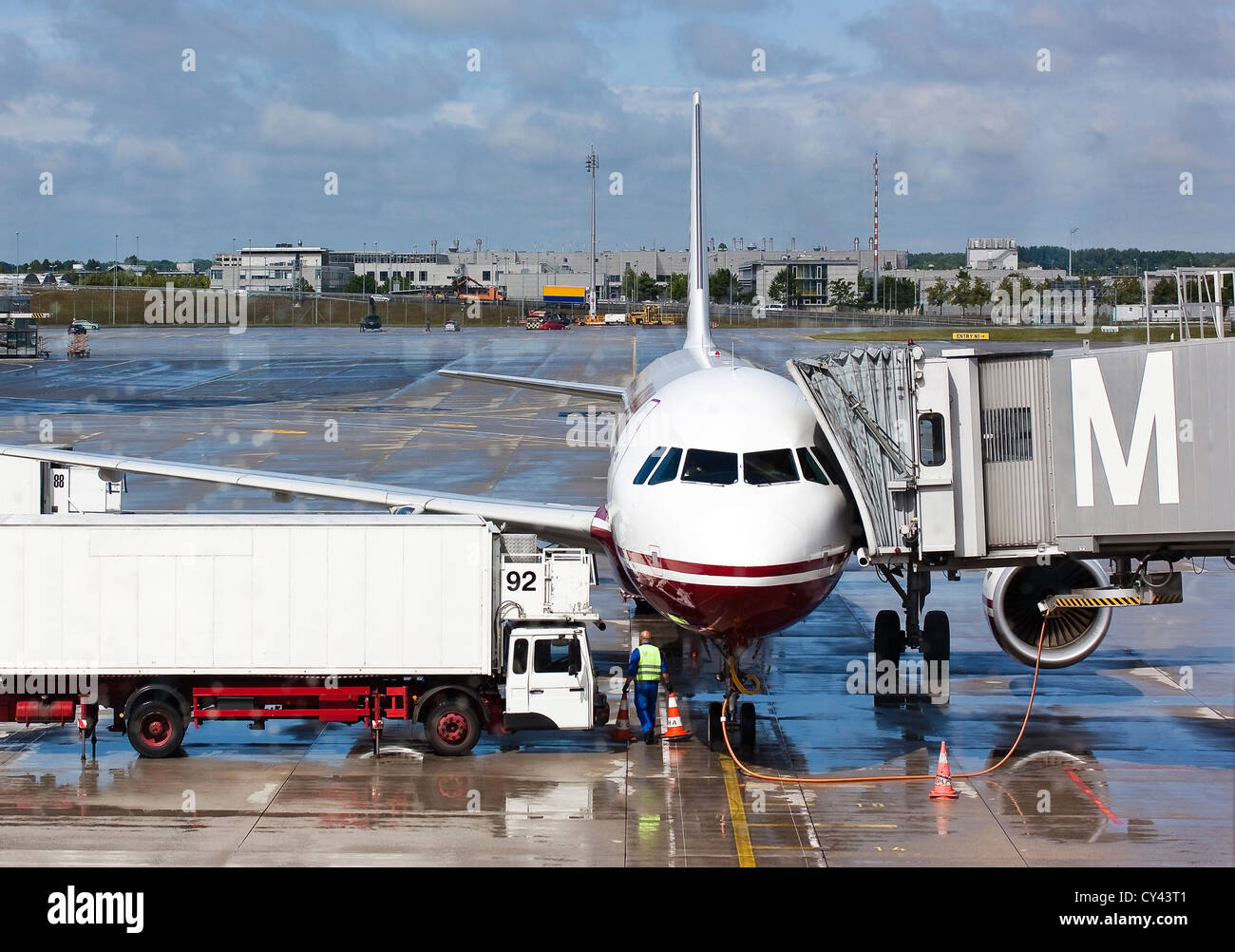 À la porte de l'avion en préparation de vol suivant. Banque D'Images