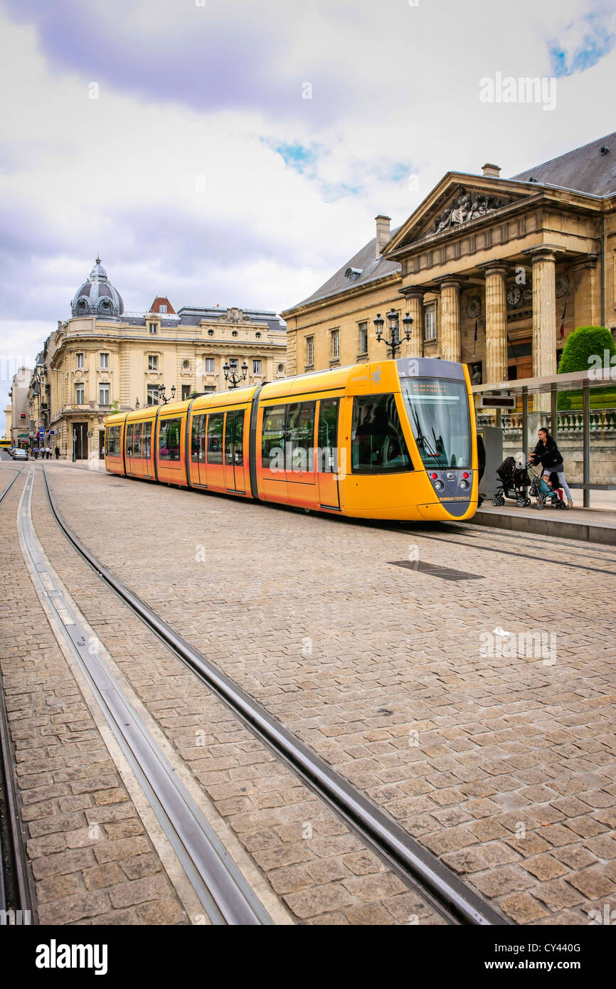 Les trams de la ville jaune sur la Rue des Vasle dans la ville de Reims France Banque D'Images