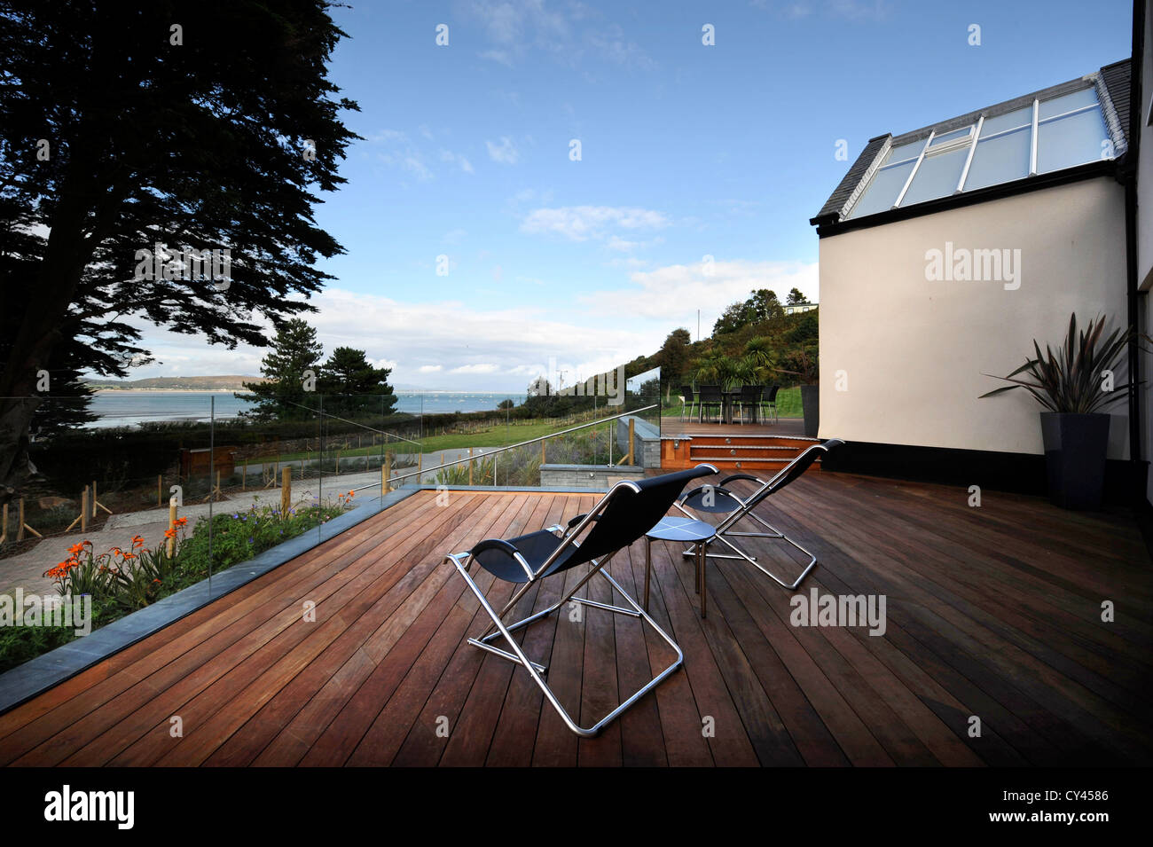 Une terrasse en bois à une maison de vacances de luxe à proximité de la péninsule de Lleyn Abersoch dans le Nord du Pays de Galles UK Banque D'Images