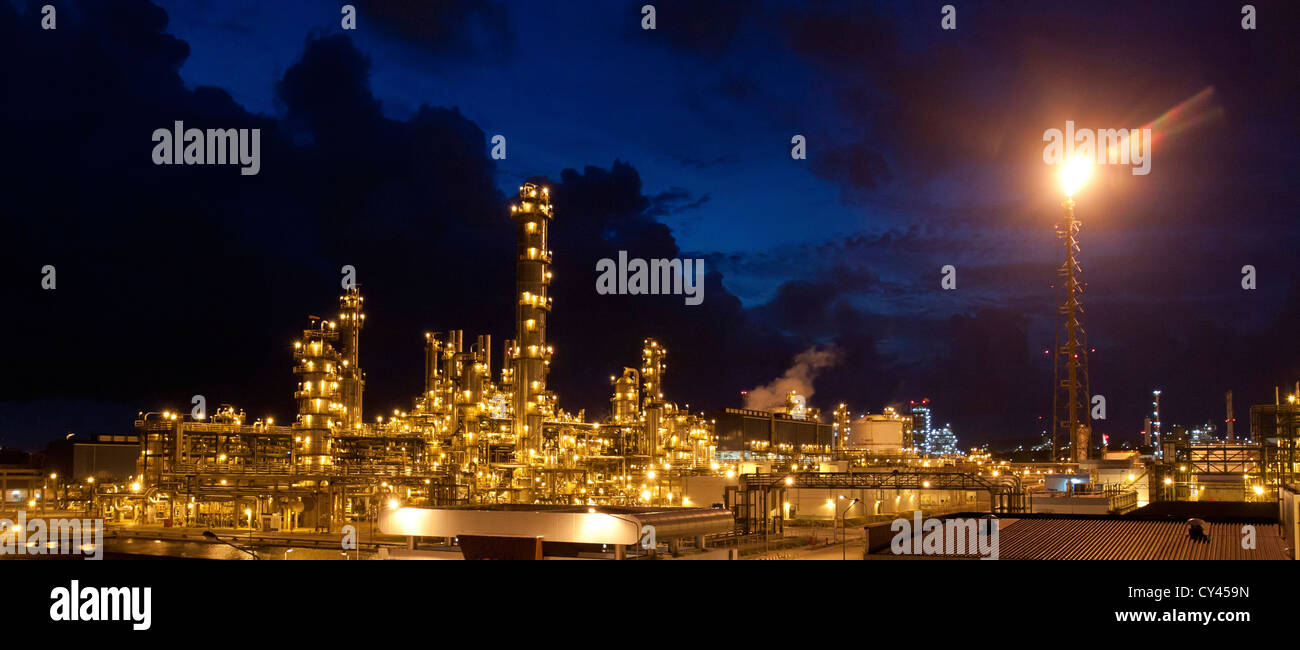 La beauté du paysage du parc industriel de la raffinerie au temps du soir Banque D'Images