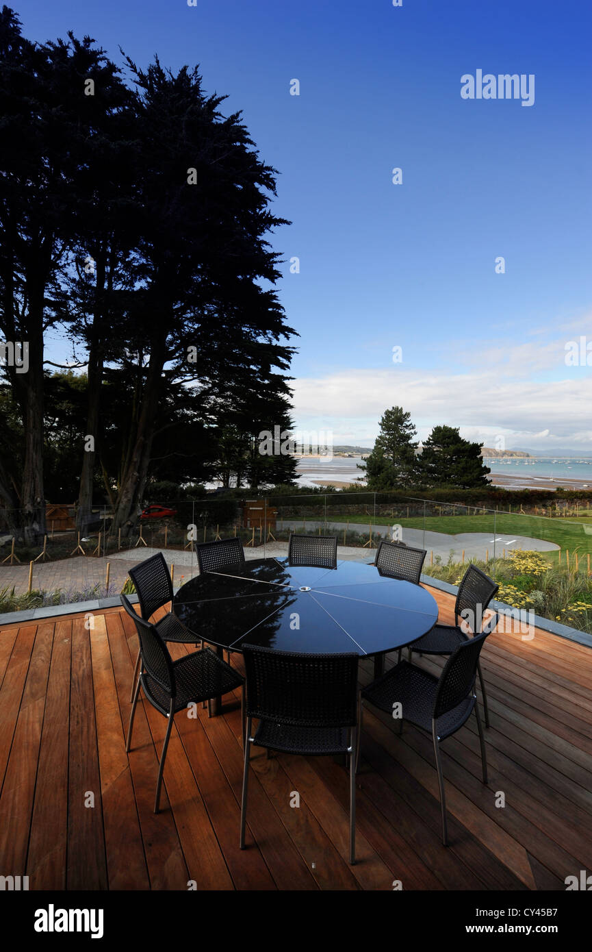 Une table de patio de granit noir sur une terrasse en bois à une maison de vacances de luxe à proximité de la péninsule de Lleyn Abersoch dans North Wale Banque D'Images