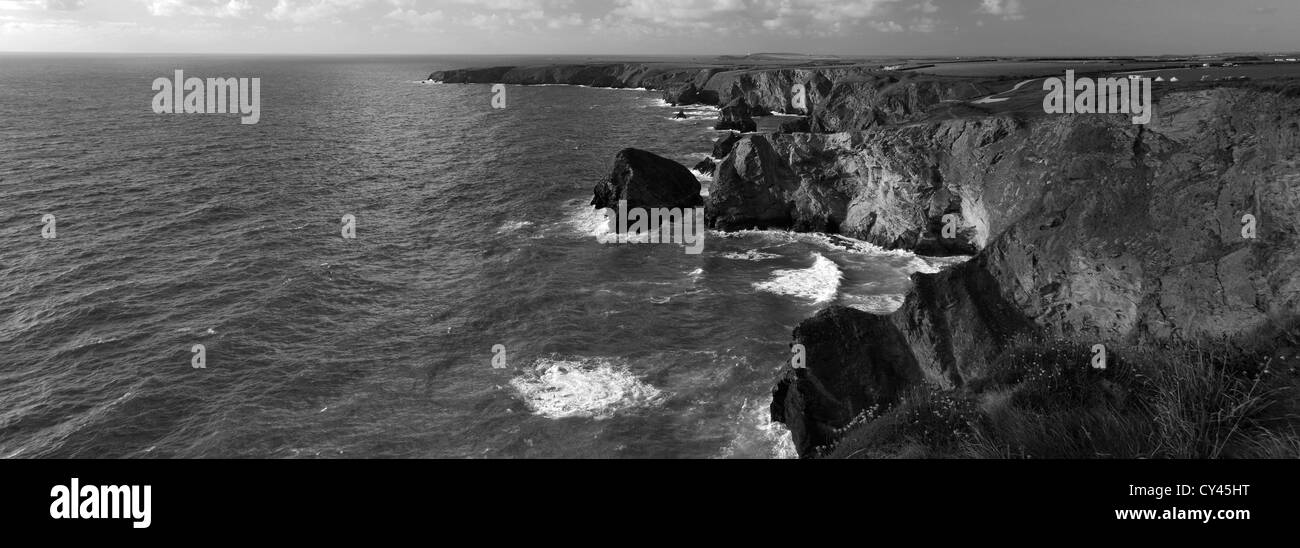 Image panoramique en noir et blanc, l'été au Bedruthan Steps stacks, Carnewas la mer, l'île Cornwall County ; Angleterre ; UK Banque D'Images