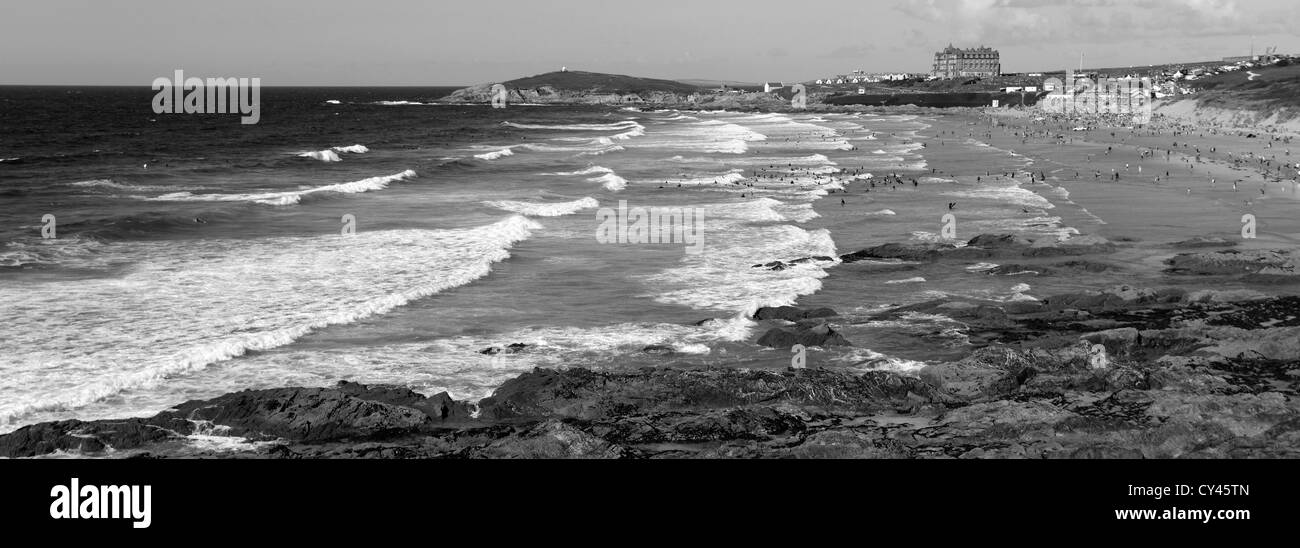 Image panoramique en noir et blanc, la plage de surf de Fistral Newquay, Cornwall County ; ville ; Angleterre ; UK Banque D'Images