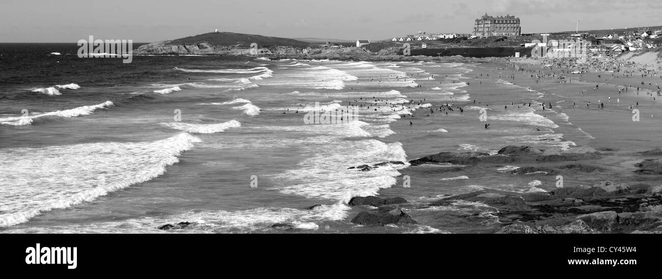 Image panoramique en noir et blanc, la plage de surf de Fistral Newquay, Cornwall County ; ville ; Angleterre ; UK Banque D'Images