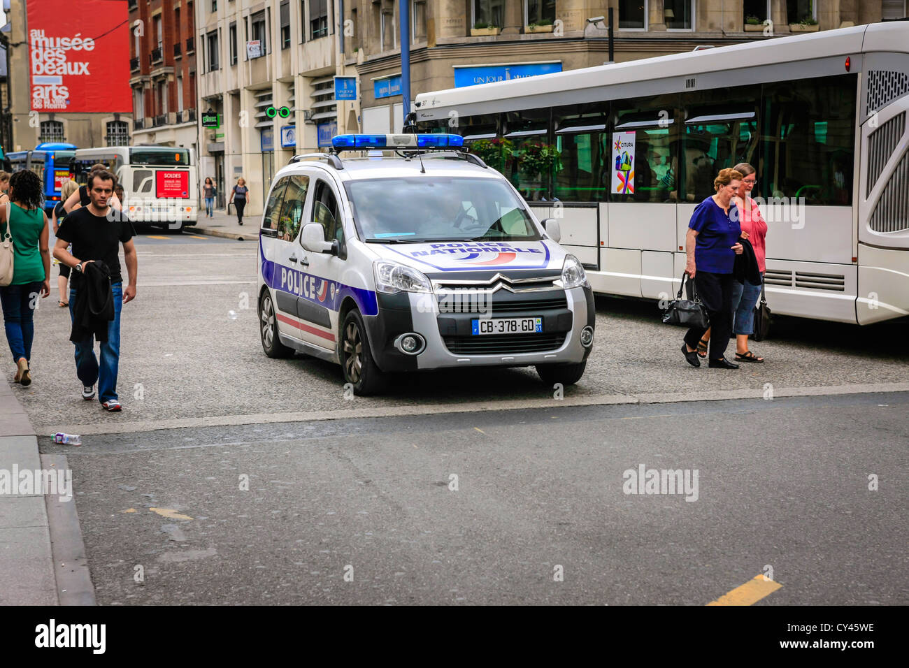 Voiture de police en patrouille française à Reims France Banque D'Images