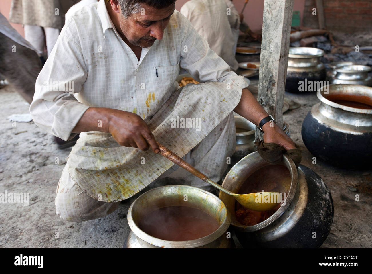 Un waza ou cuisiner dans la tradition du Cachemire et cuisiniers prépare la nourriture pour une fête traditionnelle Wazwan. Srinagar, au Cachemire, en Inde Banque D'Images