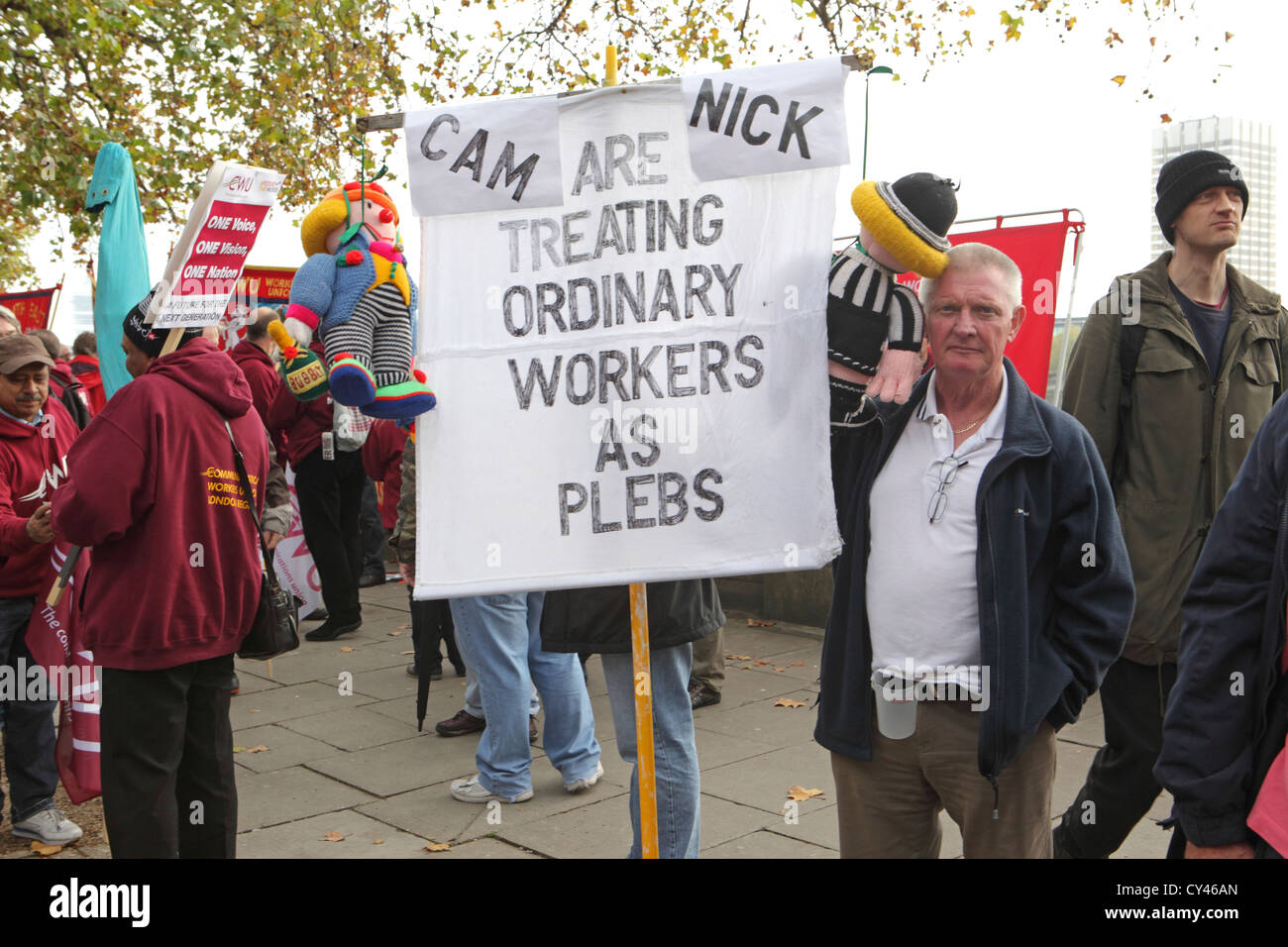 L'austérité et des coupes anti gouvernement manifestant lors d'une future pour le travail, Londres. La réalisation de l'étiquette de la bannière (travailleurs plèbe), Londres UK. Banque D'Images