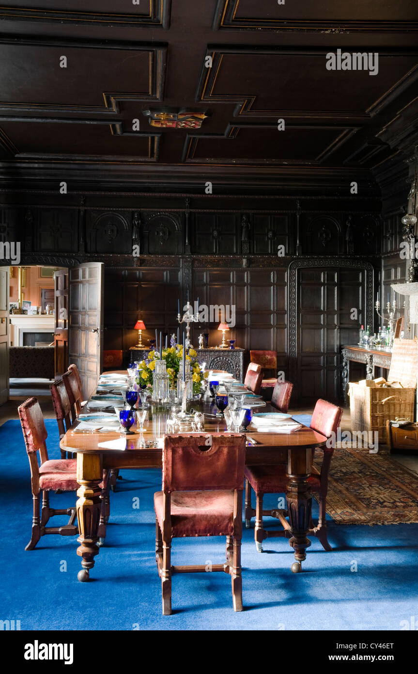 Salle à manger avec lambris de bois d'origine de la période élisabéthaine et tapis bleu roi Banque D'Images