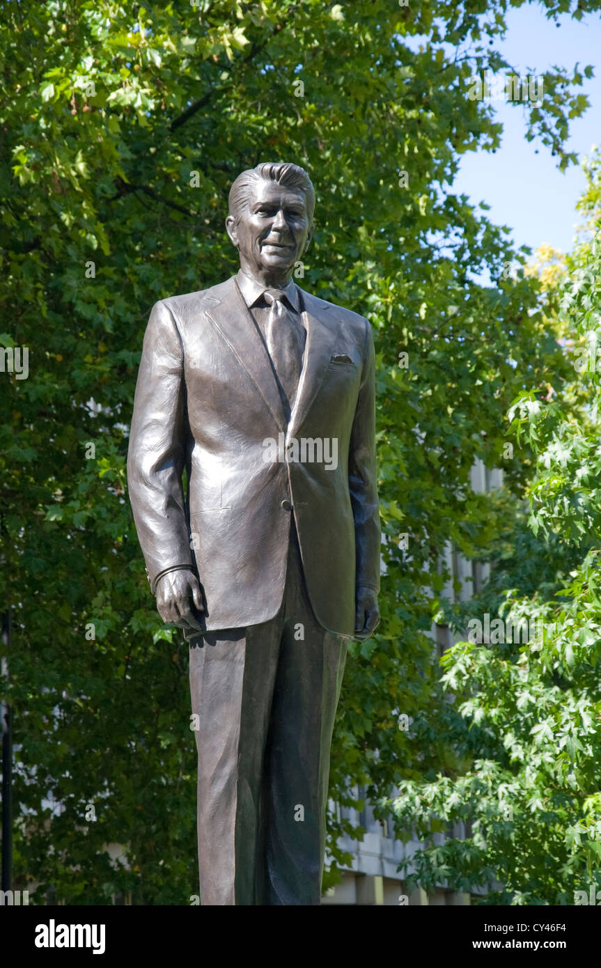 Statue de Ronald Reagan à l'extérieur de l'ambassade des États-Unis à Grosvenor Square à Londres Banque D'Images