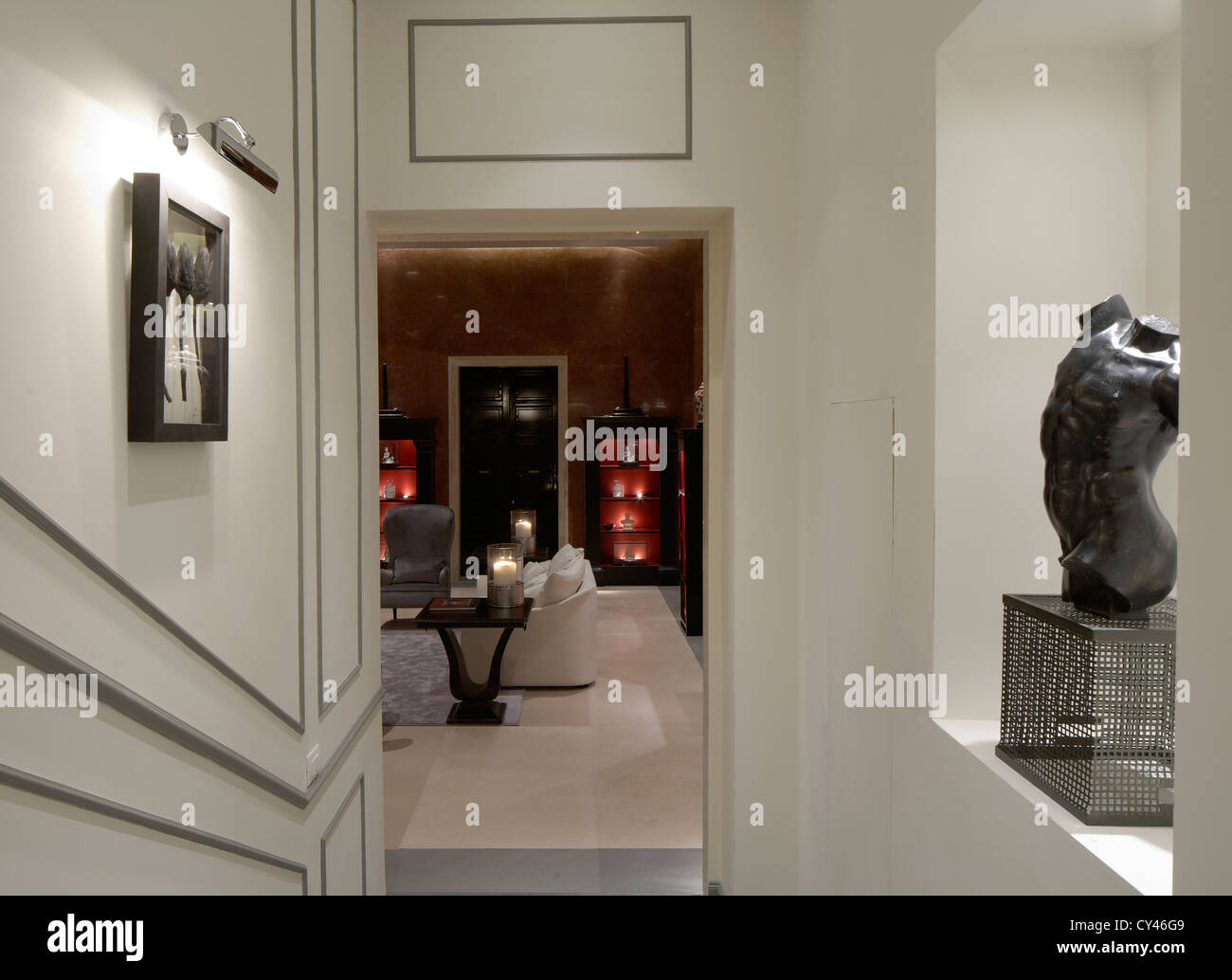 Corridor de luxe, passage chemin avec beaucoup de décorations et de fleurs dans une villa italienne Banque D'Images