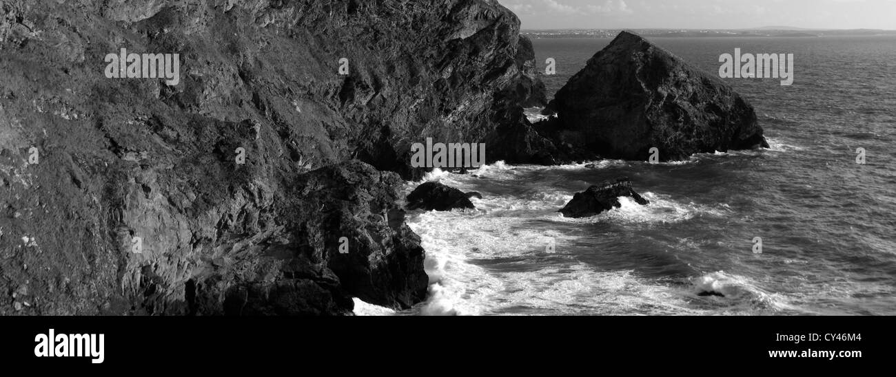 Image panoramique en noir et blanc, l'été au Bedruthan Steps stacks, Carnewas la mer, l'île Cornwall County ; Angleterre ; UK Banque D'Images