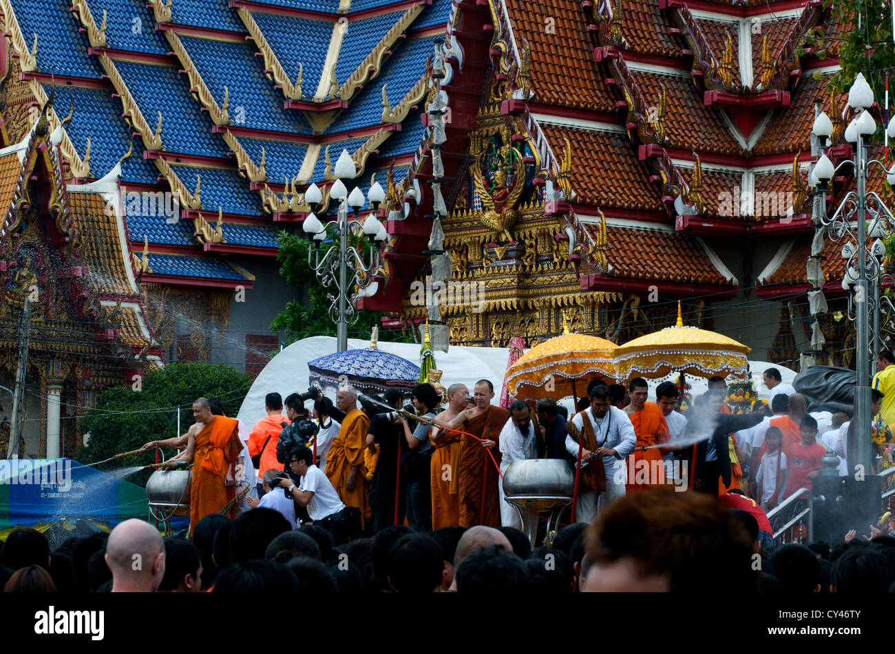 Les moines bouddhistes foule de pulvérisation avec de l'eau sainte, Wai Khru honneur (l'enseignant) Festival de tatouage, Wat Phra Bang, province de Nakhon Pathom, Thaïlande. © Kraig Lieb Banque D'Images