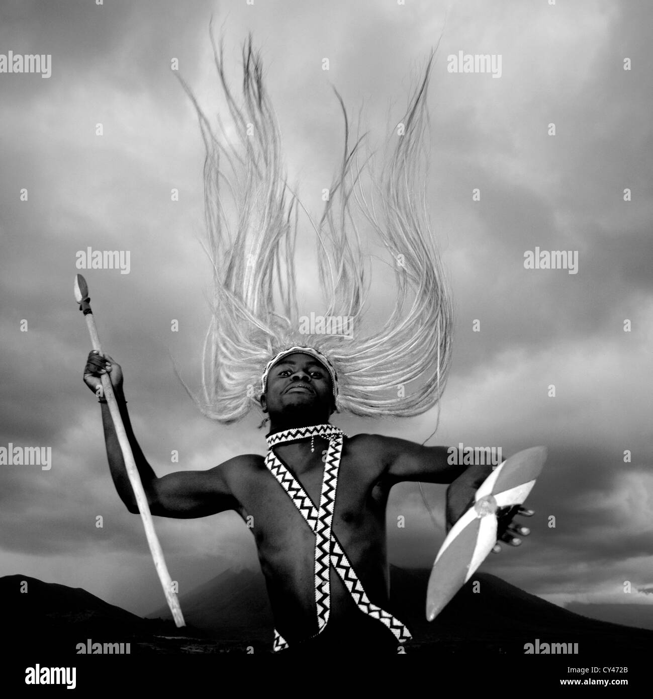 Danseur Intore Dans Ibwiwachu Village - Rwanda Banque D'Images