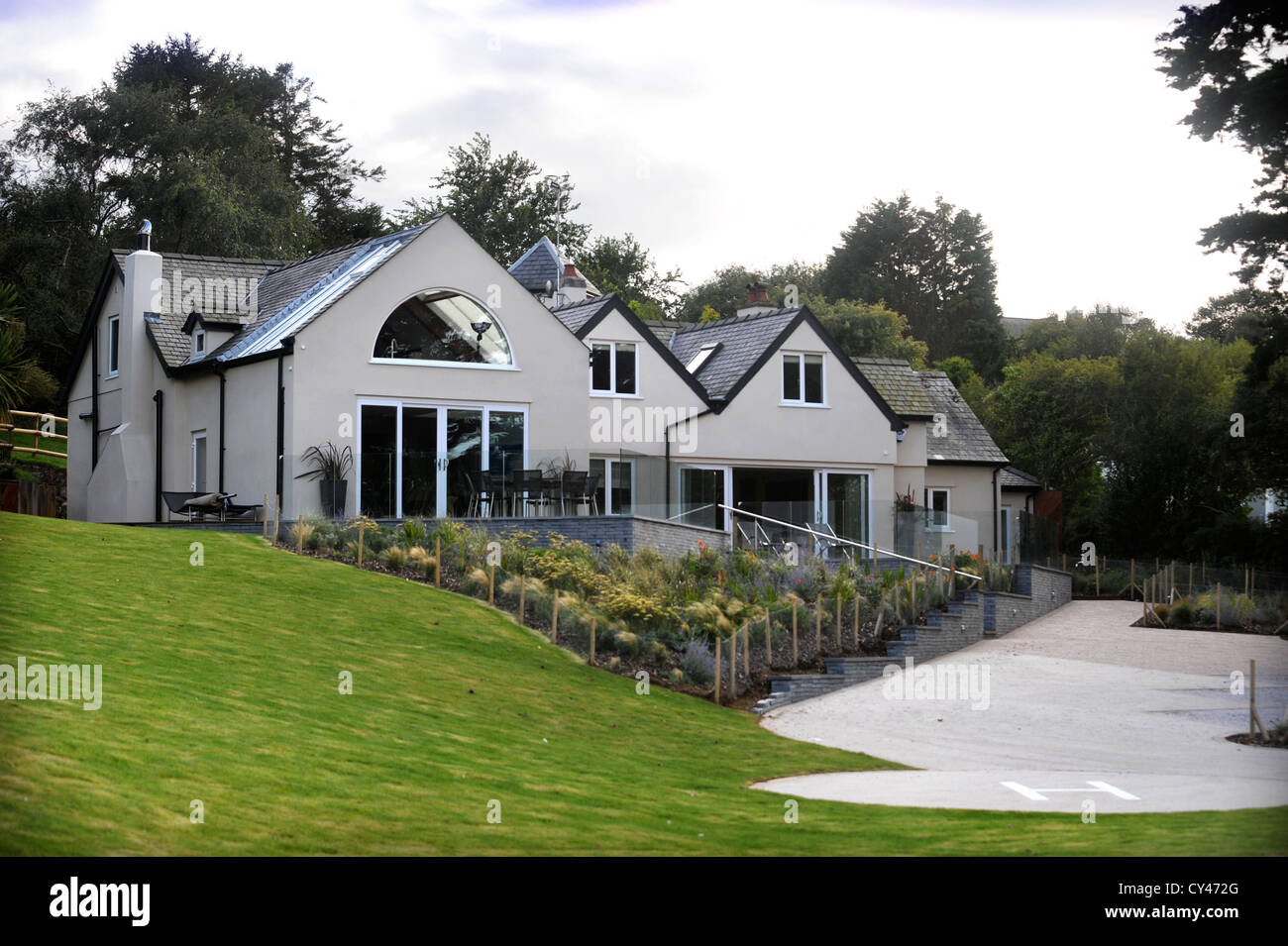 Une maison de vacances de luxe avec un atterrissage pour hélicoptère près de la péninsule de Lleyn sur Abersoch dans le Nord du Pays de Galles UK Banque D'Images