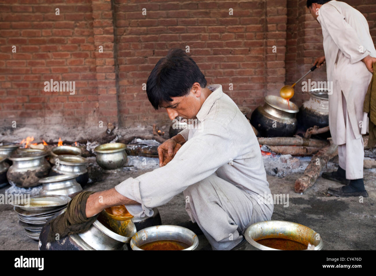 Un waza ou cuisiner dans la tradition du Cachemire et cuisiniers prépare la nourriture pour une fête traditionnelle Wazwan. Srinagar, au Cachemire, en Inde Banque D'Images