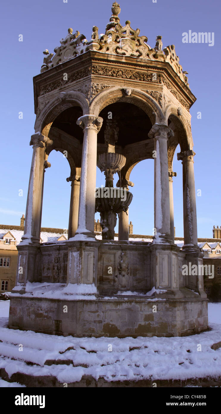 La fontaine de Trinity College de l'hiver, grande cour, Cambridge, Angleterre, Royaume-Uni Banque D'Images