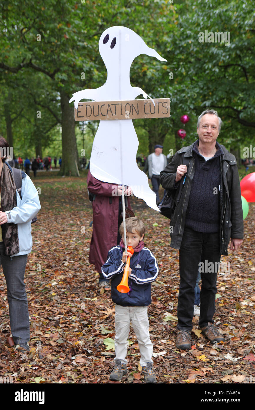 Enfant tenant un placard. L'éducation anti-austérité et protester contre les réductions d'un futur qui fonctionne London UK Banque D'Images