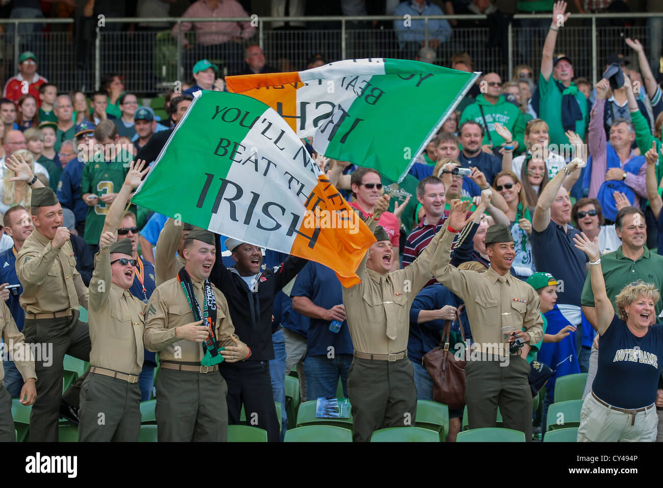 DUBLIN, IRLANDE - septembre 1 fans irlandais célèbrent leur équipe au cours de la NCAA Football jeu. Banque D'Images
