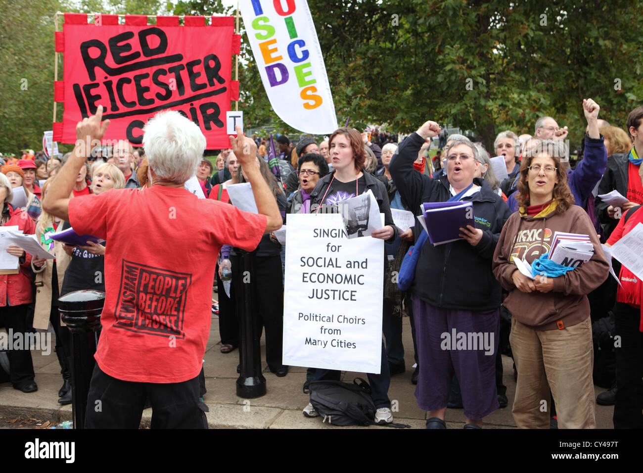 Red Leicester Choir, un avenir qui fonctionne, Mars & Rally, Londres, Royaume-Uni. Le chant anti-coupures gouvernementales pour la justice sociale. Banque D'Images
