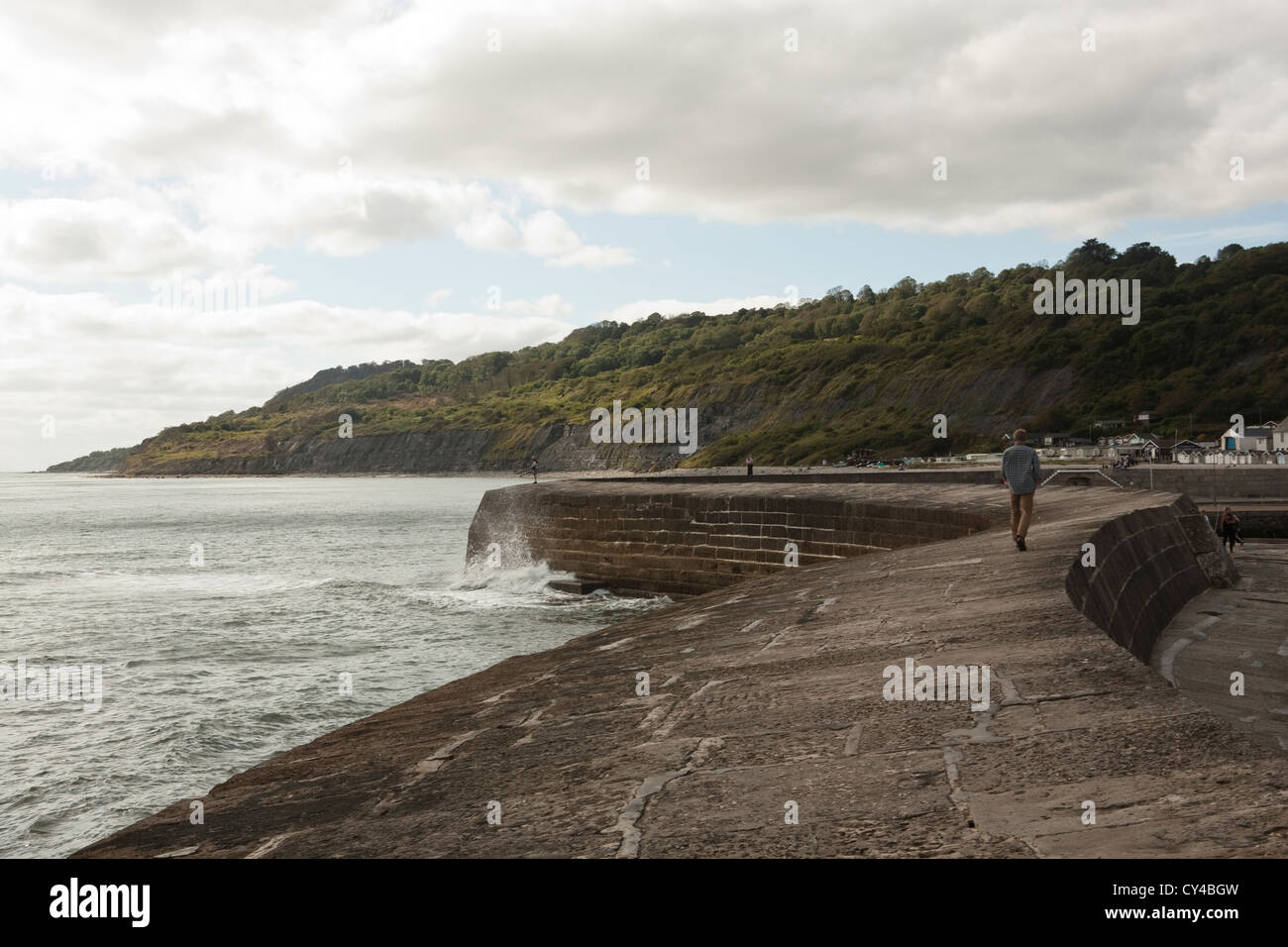 Vague s'écraser contre le cobb un jour d'été à Lyme Regis Banque D'Images