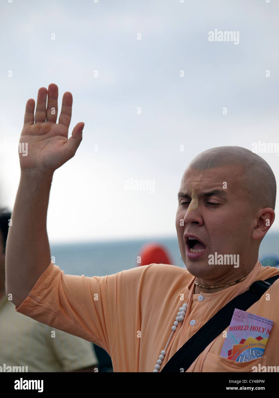 Les membres du mouvement Hare Krishna se rassemblent pour chanter et danser sur le front de mer de Brighton. Banque D'Images