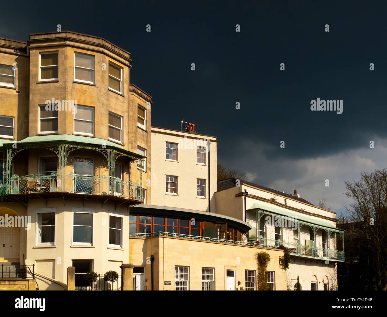 Appartements et maisons géorgiennes avec ciel d'orage dans la banlieue de Clifton Bristol dans le sud-ouest de l'Angleterre UK Banque D'Images