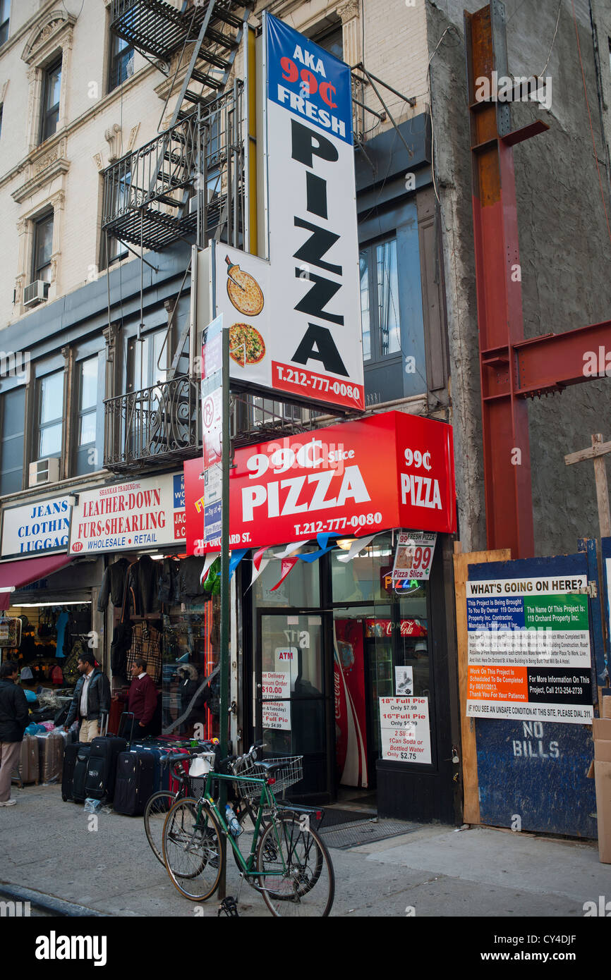 Pizzeria pizza vente de tranches pour un dollar sur Orchard Street dans le quartier de New York du Lower East Side Banque D'Images