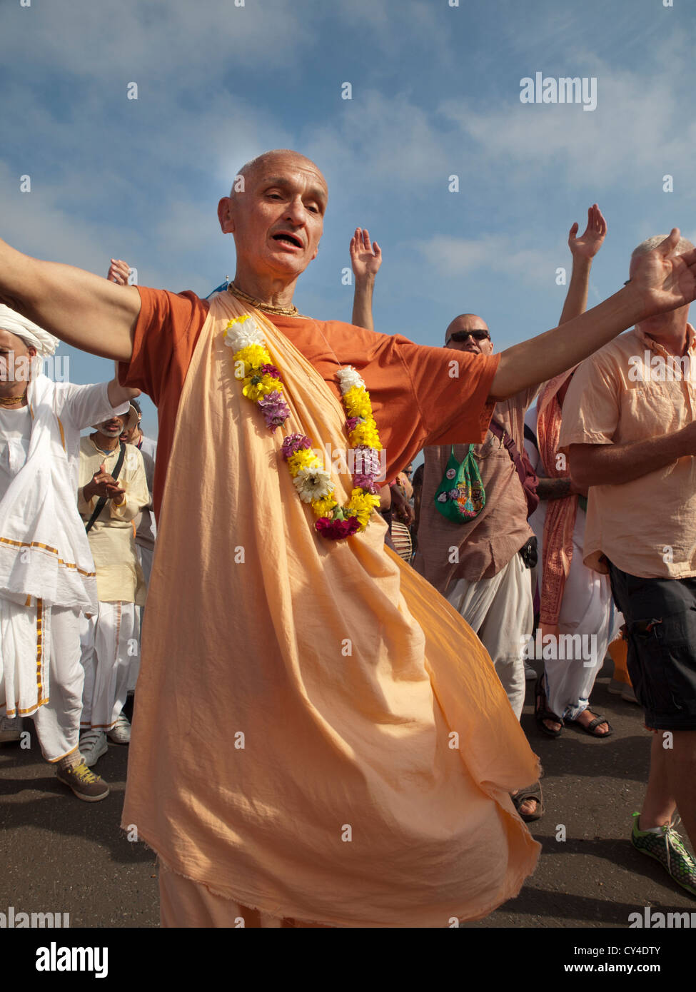 Les membres du mouvement Hare Krishna se rassemblent pour chanter et danser sur le front de mer de Brighton. Banque D'Images