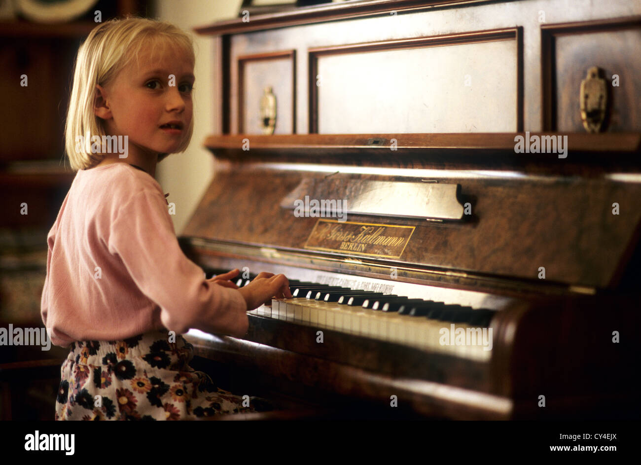 Les enfants de 6 ans à jouer du piano, fille blonde au piano Photo Stock -  Alamy