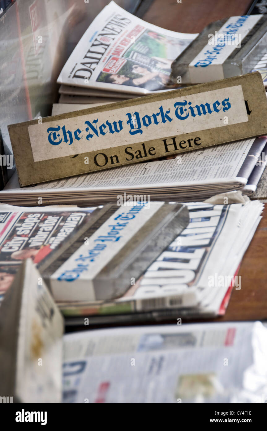 Kiosque à journaux à Manhattan, gros plan sur un signe ' Le New York Times en vente ici' - New York City, USA Banque D'Images