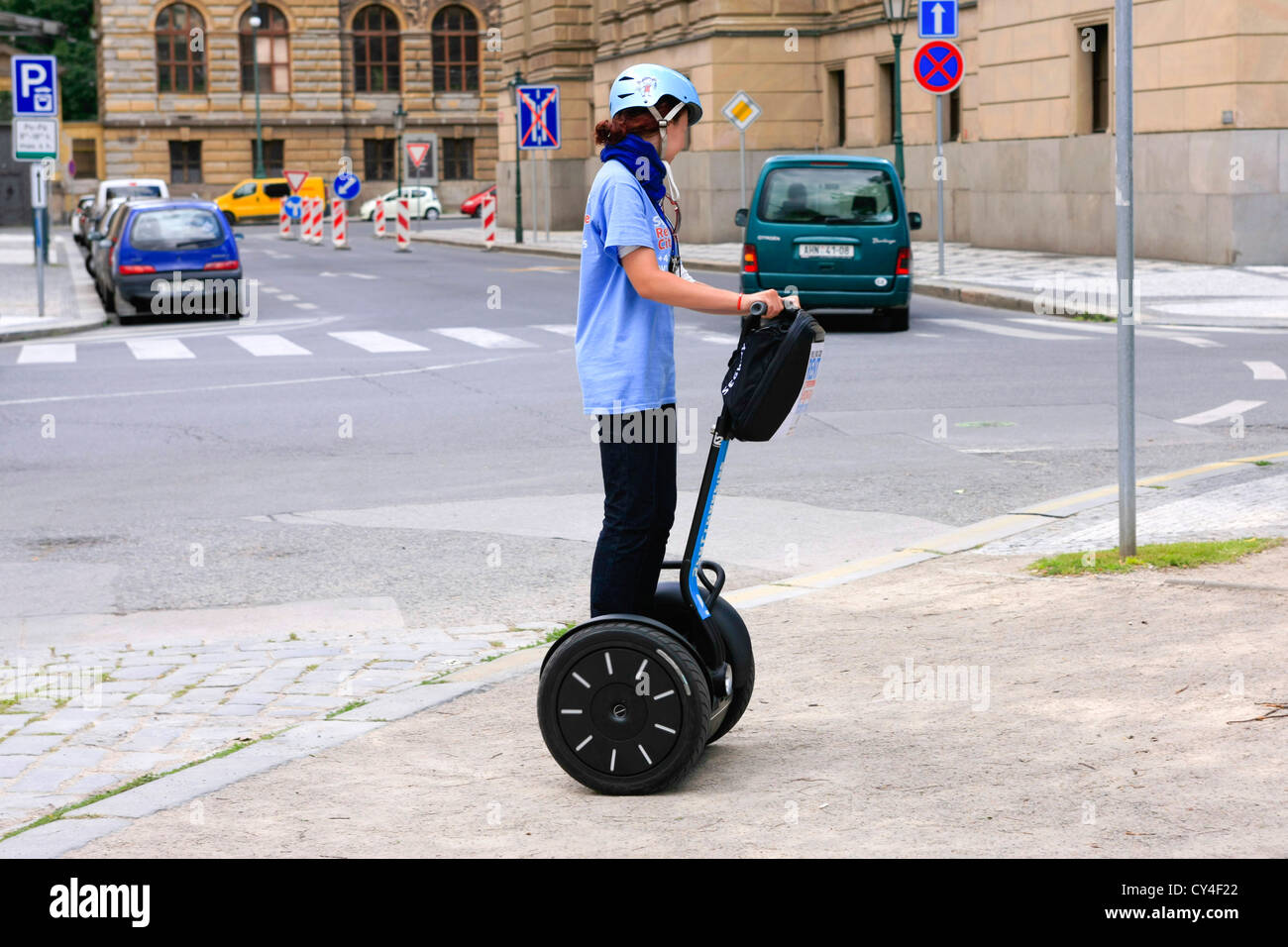 Femme sightees touristiques autour de Prague sur un segway Banque D'Images