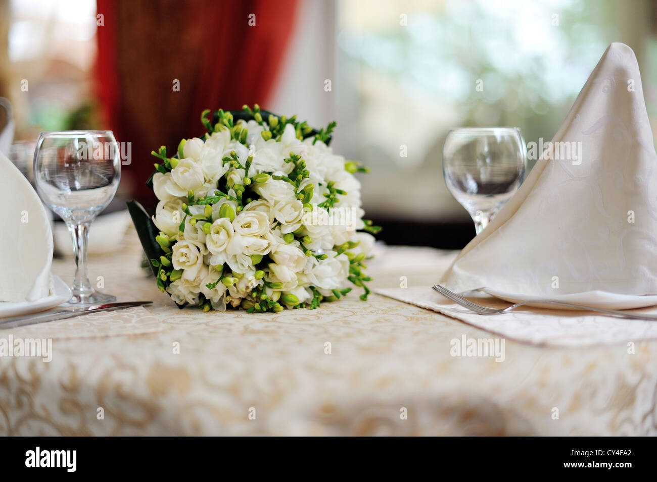 Bouquet de mariage sur une table dans le restaurant servi Banque D'Images