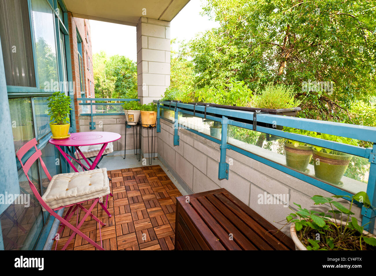 Condo de balcon avec mobilier de terrasse et les plantes Banque D'Images