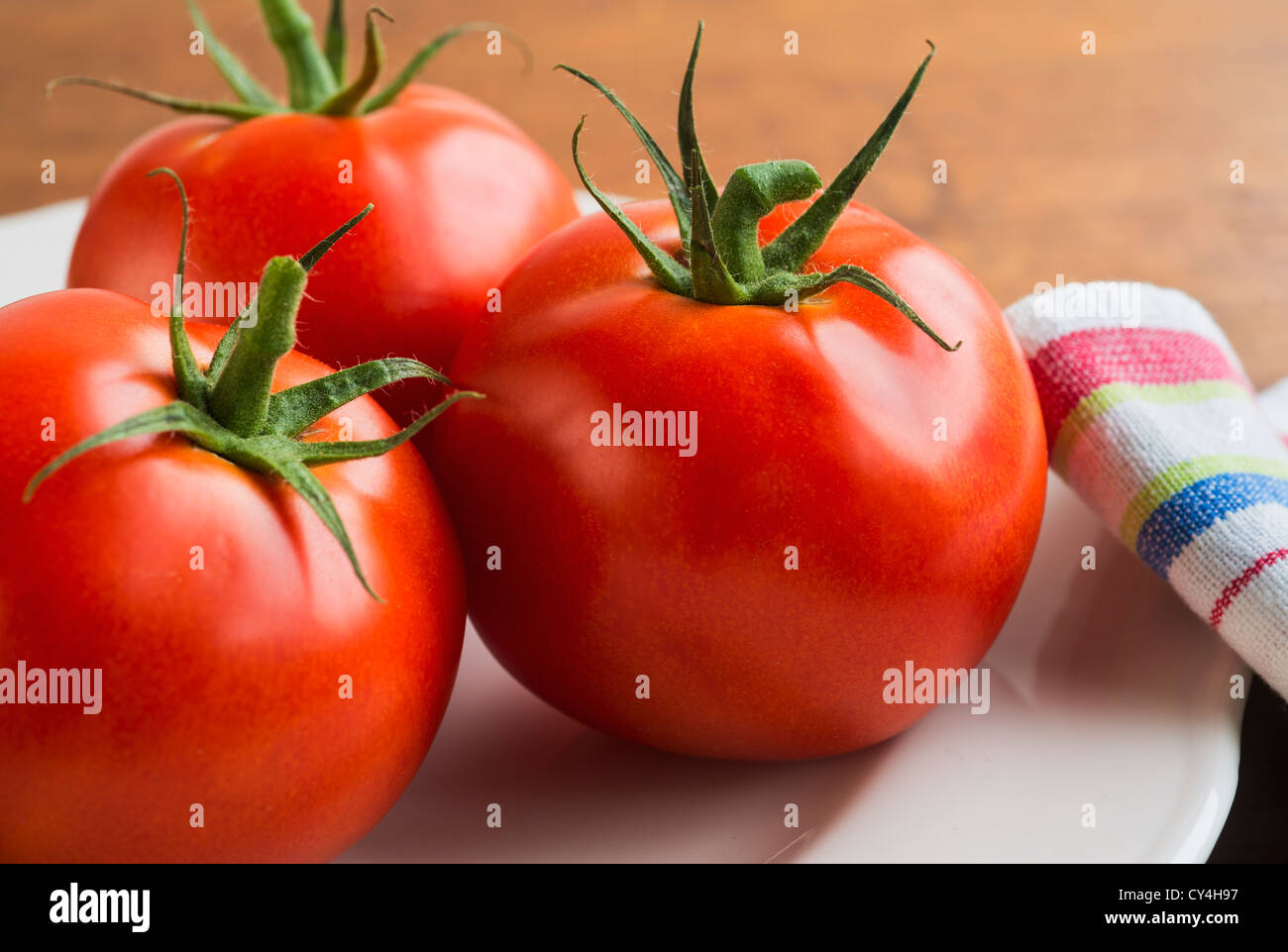 Les tomates sur la plaque, studio shot Banque D'Images