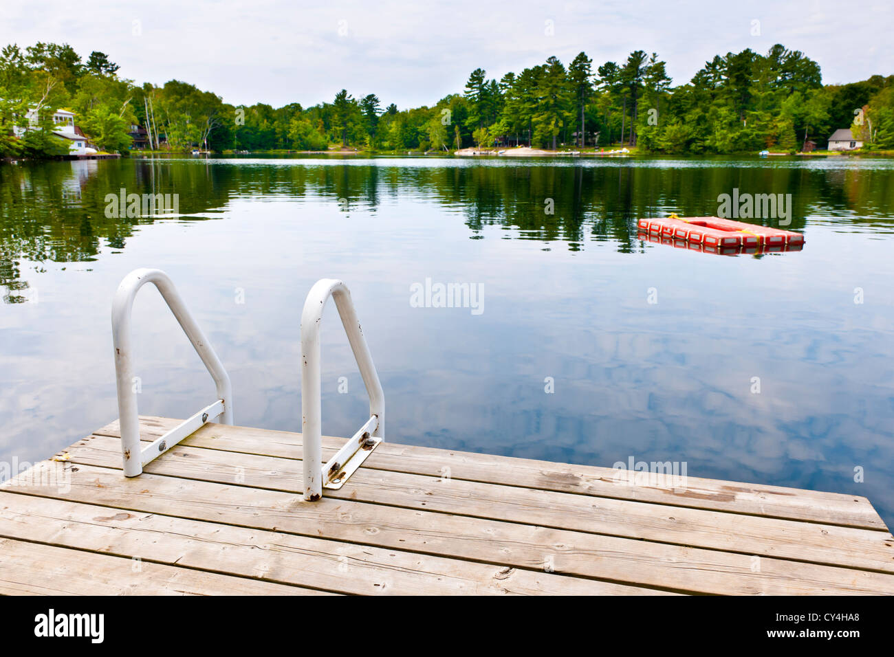 Dock et échelle d'été lac avec plateforme de plongée dans la région de Ontario Canada Banque D'Images