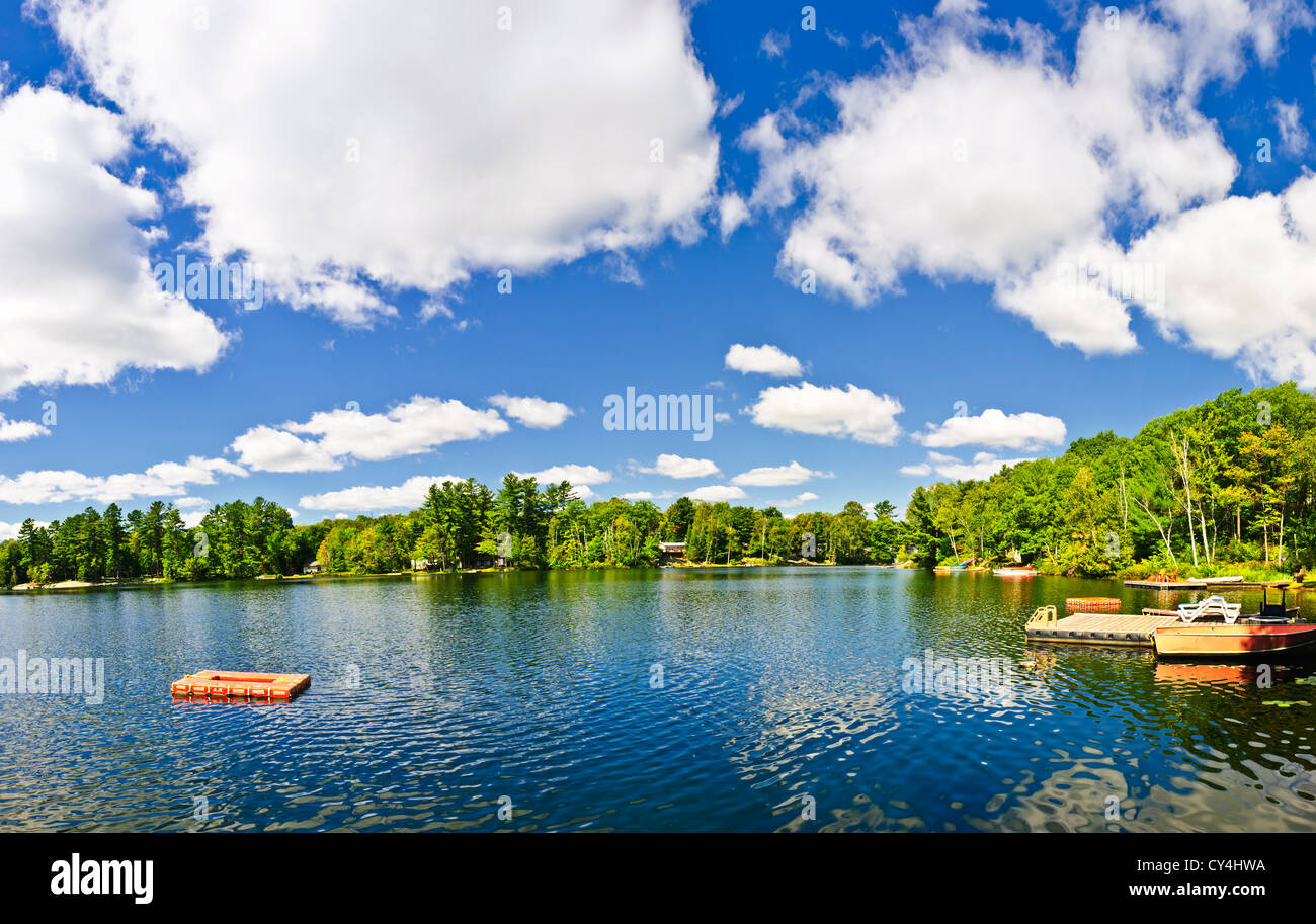 Magnifique lac avec quai et plate-forme de plongée dans la région de Ontario Canada cottage country Banque D'Images