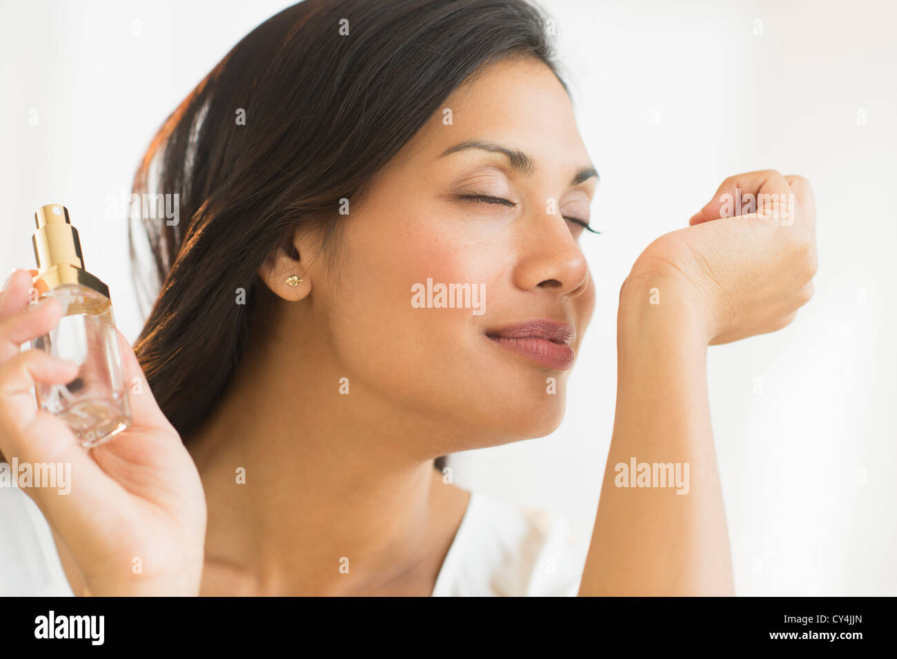 USA, New Jersey, Jersey City, Woman smelling perfume sur poignet Banque D'Images